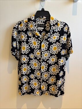 Men’s Original Use Black Short-Sleeve Button-Down Shirt with Yellow Daisy Print